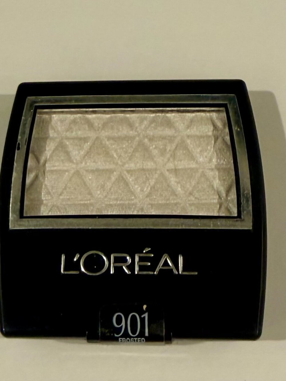L'Oreal Paris Wear Infinite Eye Shadow #901 Frosted Icing. Sealed Brand New